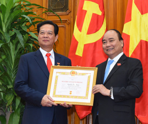 Thủ tướng trao huy hiệu 50 năm tuổi Đảng cho người tiền nhiệm Nguyễn Tấn Dũng