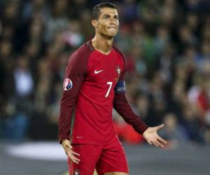 "Chúng tôi không cần cầu thủ cá nhân như Ronaldo"