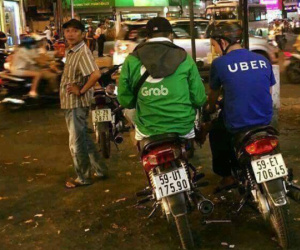 Grab tung "chiêu" lôi kéo lái xe Uber, ký hợp đồng ngay trên yên xe