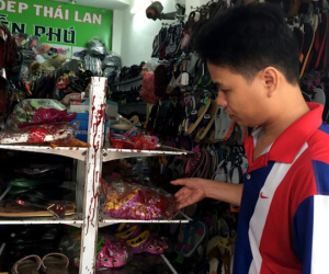 Hai shop giày dép ở Sài Gòn liên tục bị "khủng bố" bằng sơn