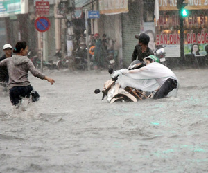 Hàng loạt người ngã trong cơn mưa lớn ở Sài Gòn