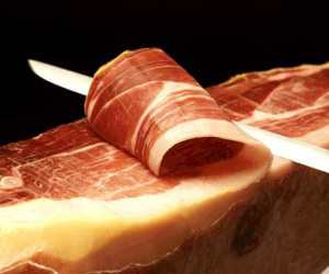 Lợn đen ăn sồi, ô liu giá 3,5 triệu/kg: Đắt khách nhà giàu Việt
