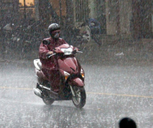 Sài Gòn mưa mù trời, đường sắt lại bị phong tỏa
