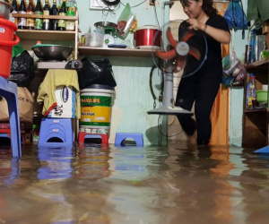 Sài Gòn ngập từ trong nhà ra đường sau cơn mưa lớn