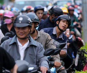 Tài xế ôtô chôn chân ở "rốn" ngập Sài Gòn