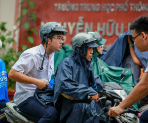 Thí sinh Sài Gòn đội mưa làm thủ tục thi THPT quốc gia