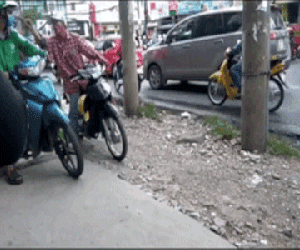 Xe ôm truyền thống ở Sài Gòn đe dọa GrabBike tại bến xe Miền Đông