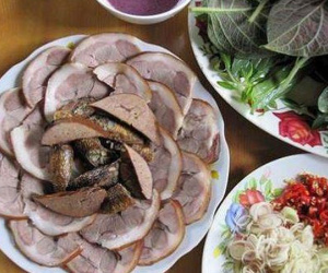 Đến nhà bạn gái được tiếp đãi món thịt chó, chàng trai mắng bố người yêu là "đồ dã man" rồi đòi chia tay