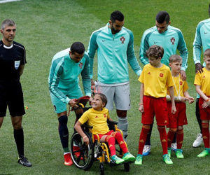 Hành động đẹp của Ronaldo trong trận thắng chủ nhà Nga
