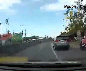 Hồi kết đắng sau pha tạt đầu ô tô, ôm sát dải phân cách của người thanh niên