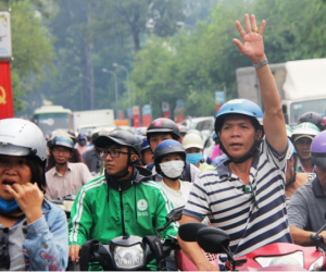 Kỳ thi THPT Quốc gia 2017: Phụ huynh xếp hàng dài chờ đợi thí sinh khiến giao thông kẹt cứng, hỗn loạn trước cổng trường