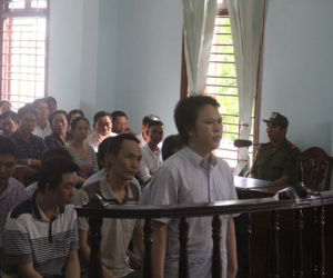 Thanh tra giao thông "hỏi thăm" xe có logo "A Di Đà Phật"