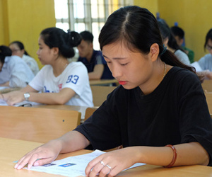Thí sinh bắt đầu vượt vũ môn với bài thi Văn