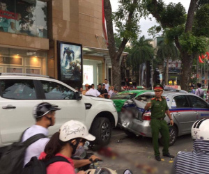 Va chạm liên hoàn trên phố Bà Triệu: 3 người bị thương trong đó có 1 nạn nhân mặc đồng phục học sinh