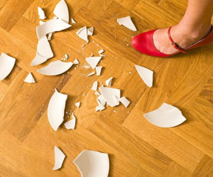 Vì sao mảnh bát vỡ, gương vỡ thì tuyệt đối không được vứt vào thùng rác?