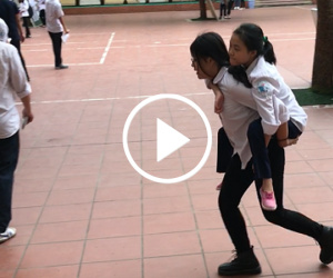 Video: Nữ sinh cõng bạn khuyết tật tới điểm thi