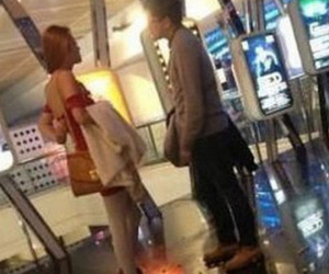 Chàng trai bị bạn gái bỏ chỉ vì hành động mở cửa ở trung tâm thương mại