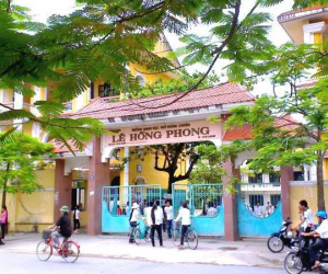 Chỉ kịp chịu tang mẹ nửa ngày, nữ sinh nuốt nước mắt bước vào kỳ thi THPT
