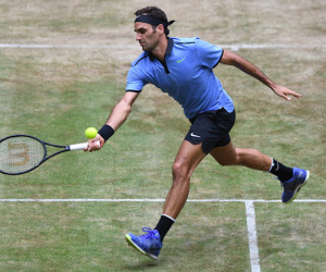Federer chật vật vào tứ kết giải Halle
