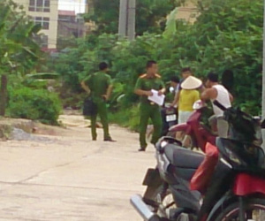 Hà Nội: Nam thanh niên đang đi xe máy ngã vật xuống đường tử vong