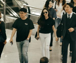Jessica Jung được bảo vệ nghiêm ngặt khi đến sân bay Tân Sơn Nhất
