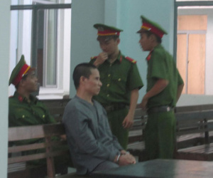 Kẻ hiếp dâm con gái để kiểm tra trinh tiết nói tòa "xử tử hình cũng được"