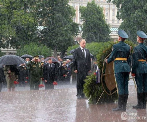 Mưa trắng trời, Putin đầu trần viếng mộ liệt sĩ vô danh