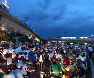 Ngàn người và xe chôn chân quanh sân bay Tân Sơn Nhất