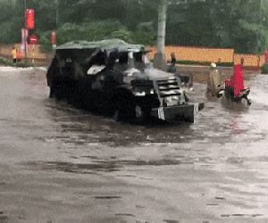 Quân đội điều xe đặc chủng ứng phó mưa ngập ở Thái Nguyên