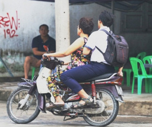 Quên thẻ dự thi, nam sinh được cô bán xôi đèo xe máy vượt hơn 10 cây số để kịp giờ thi