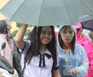 Thí sinh Sài Gòn kết thúc buổi thi trong cơn mưa tầm tã
