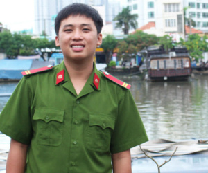 Chiến sĩ trắng đêm chữa cháy gần cảng Sài Gòn, sáng đi thi