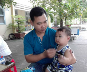 Chồng bế con 9 tháng tuổi theo vợ đi thi