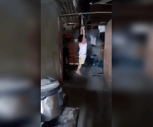 Clip đứa trẻ bị treo lên cao, la khóc kêu đau gây phẫn nộ