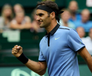 Federer hạ gục nhà vô địch để vào bán kết Halle Open