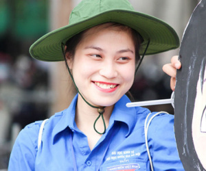 Nụ cười thiếu nữ tình nguyện xua tan nắng nóng mùa thi