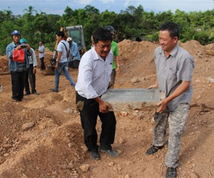 Tìm thấy bia mộ vợ vua triều Nguyễn tại công trường xây bãi xe