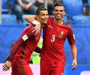 Ronaldo lại ghi bàn, Bồ Đào Nha vào bán kết với vị trí đầu bảng A