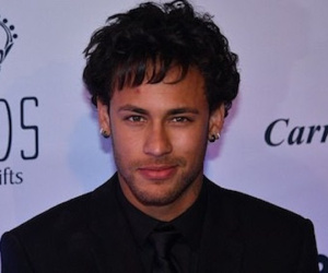 Vừa chia tay bạn gái xinh đẹp, Neymar khoe ngay tóc mới