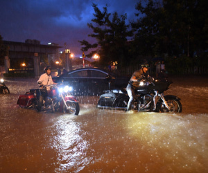 Xe Harley, Mercedes chết máy trong mưa ngập chiều tối