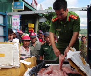 Chặn đứng 630 kg sụn gân gà thối ngay biên giới