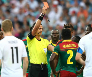 Confed Cup: Trọng tài rút thẻ "loạn xạ" vì công nghệ