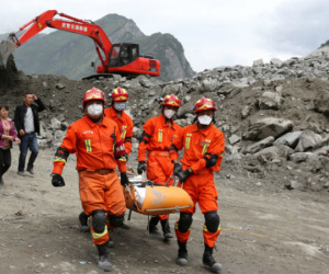 Lo ngại lở đất kép, Trung Quốc yêu cầu lính cứu hộ rời hiện trường