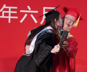 Nữ sinh bất ngờ hôn thầy hiệu trưởng trong lễ tốt nghiệp