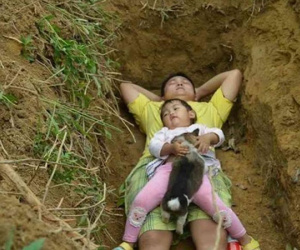 Ông bố trẻ ngày ngày bế con gái ra mộ đào sẵn nằm, ai cũng khóc khi biết sự thật