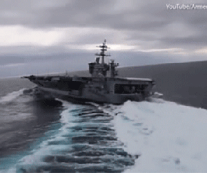 Tàu sân bay USS Lincoln dài 300m trổ tài cua gấp tốc độ cao