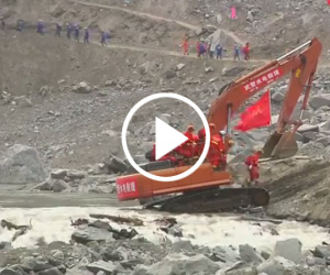 Video Lở đất ở Tứ Xuyên: Đội cứu hộ chạy đua với thời gian tìm người mất tích