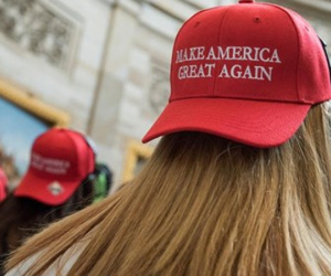 Hé lộ người phụ nữ đằng sau những bộ đồng phục cổ động Trump