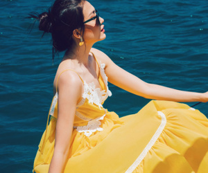 Lệ Hằng bay bổng dưới nắng cùng gam vàng rực rỡ