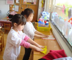 Mẹ Nhật luôn chuẩn bị thứ này trong cặp cho con, ai nghe xong cũng bất ngờ...